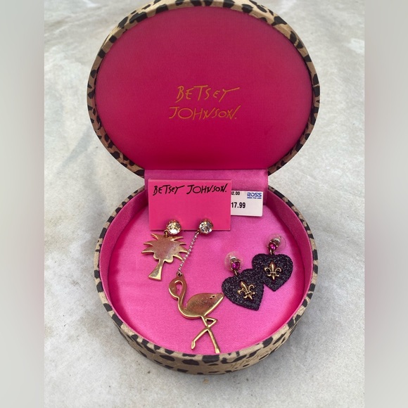 Betsey Johnson blanket and earring set - Picture 5 of 16